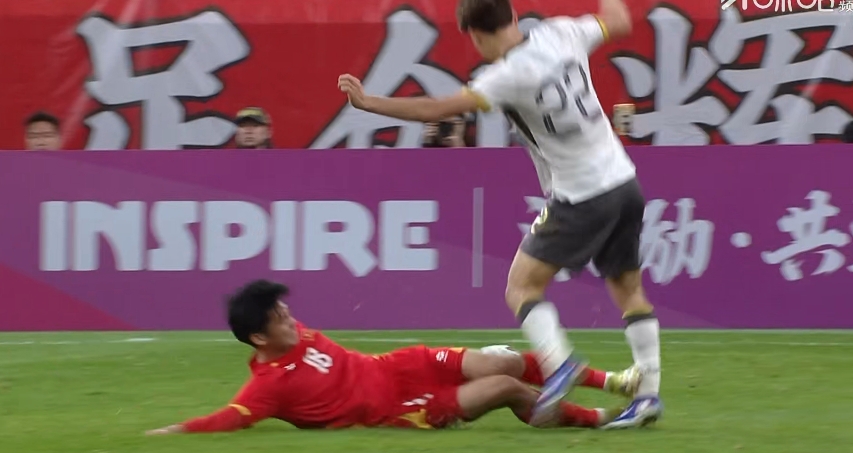 越南U23球員高危動作 毛偉杰遭鞋釘飛鏟痛苦倒地