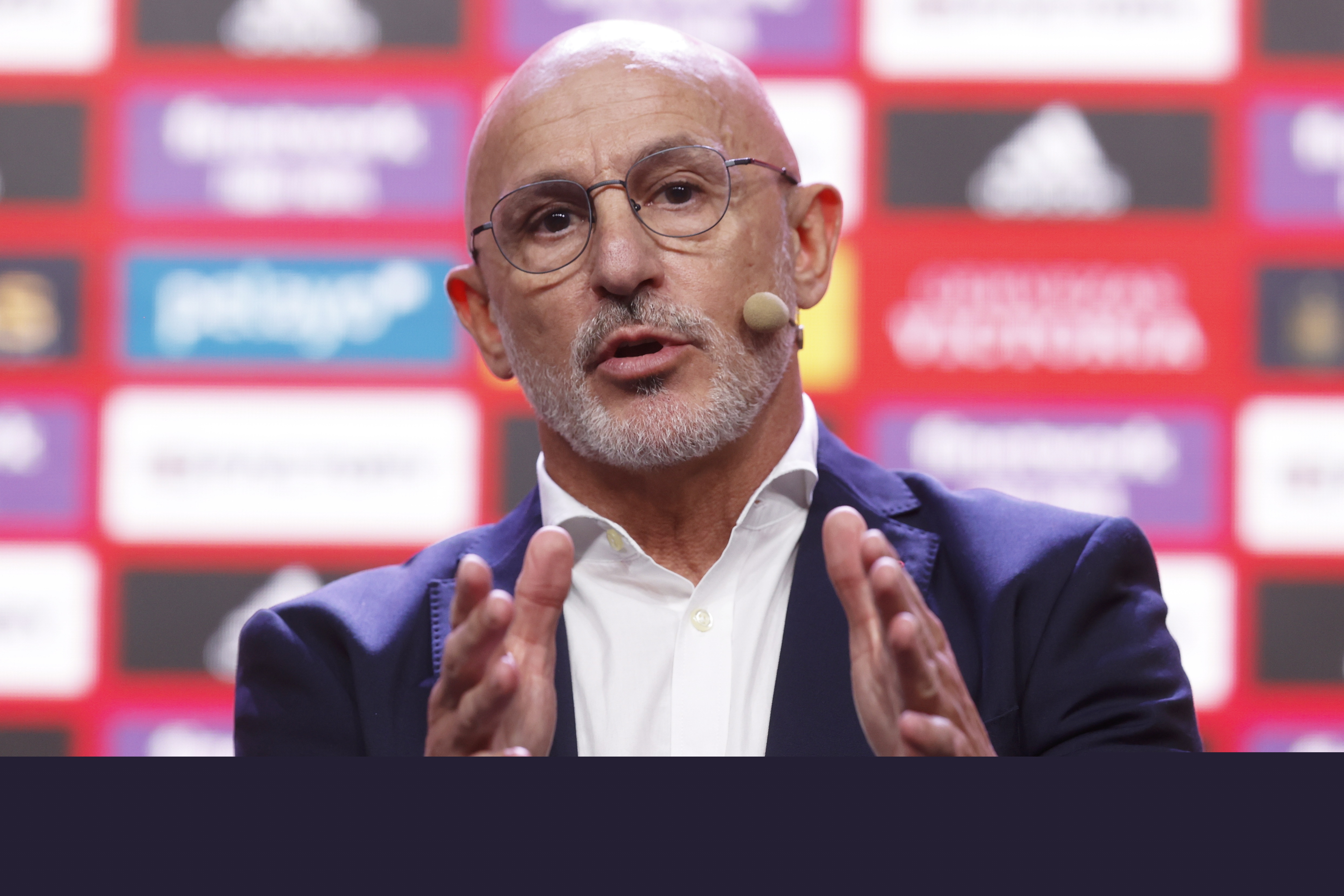 德拉富恩特強(qiáng)硬回應(yīng)主場(chǎng)種族主義歌聲 談意大利出局與門將選擇