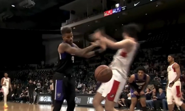 楊瀚森發(fā)展聯(lián)盟連遭報復(fù)性犯規(guī) 季孟年解析亞裔球員處境