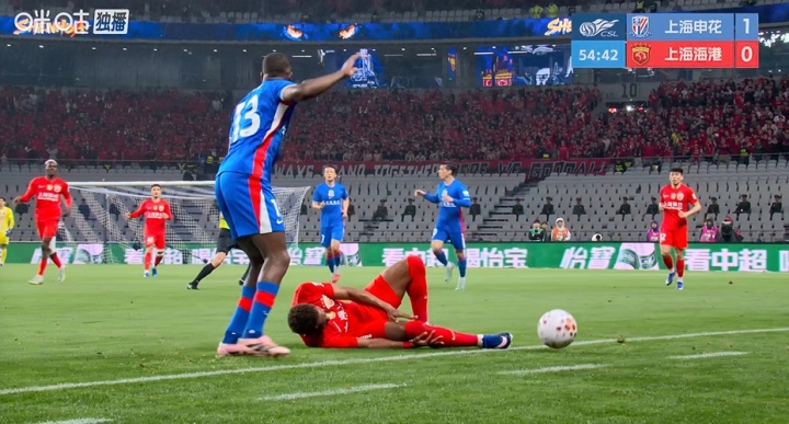 加布里埃爾無對抗滑倒捂膝 海港鋒線突發(fā)傷情