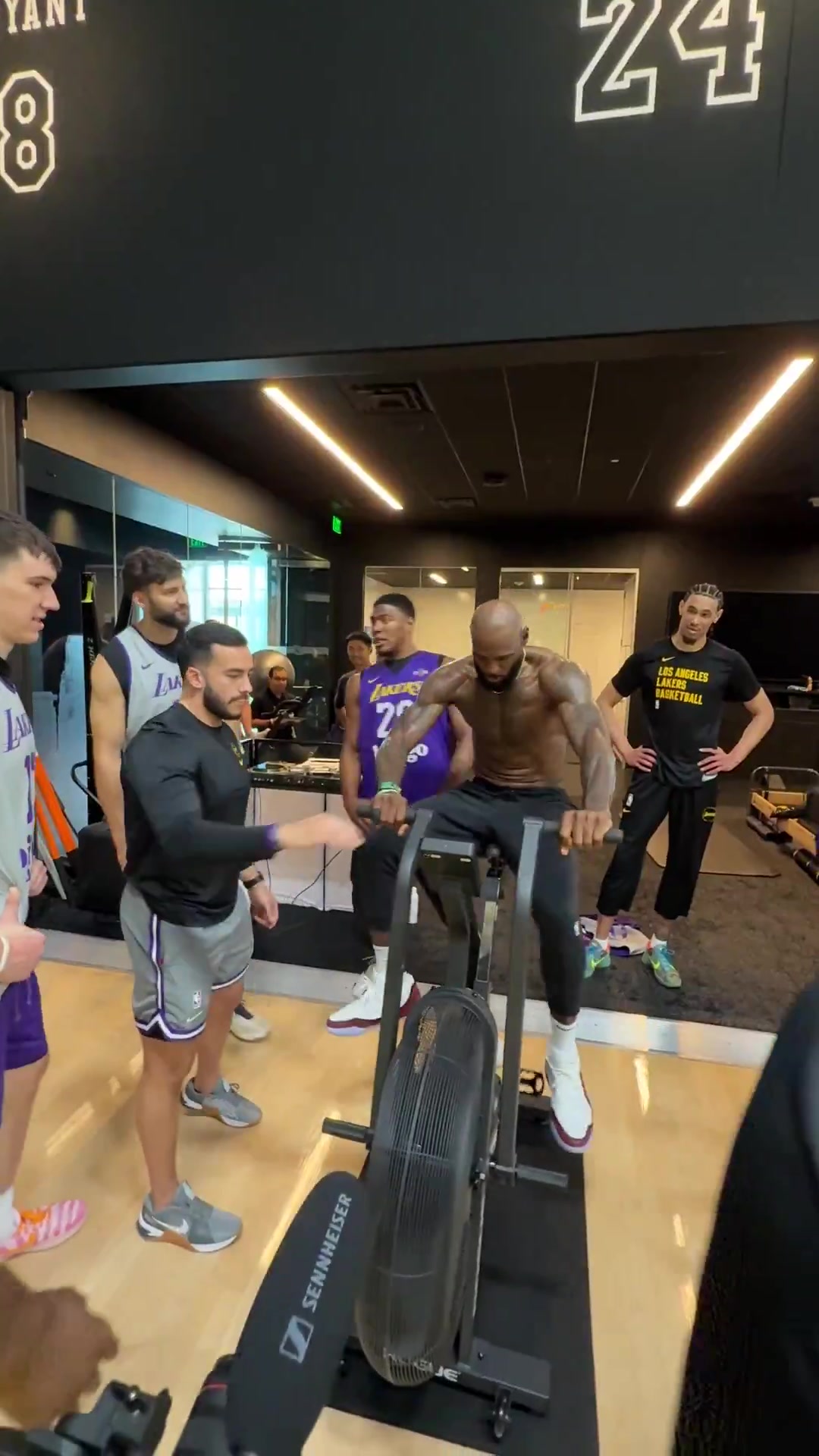 湖人備戰(zhàn)G1 詹姆斯領(lǐng)銜全隊(duì)極限體能儲(chǔ)備