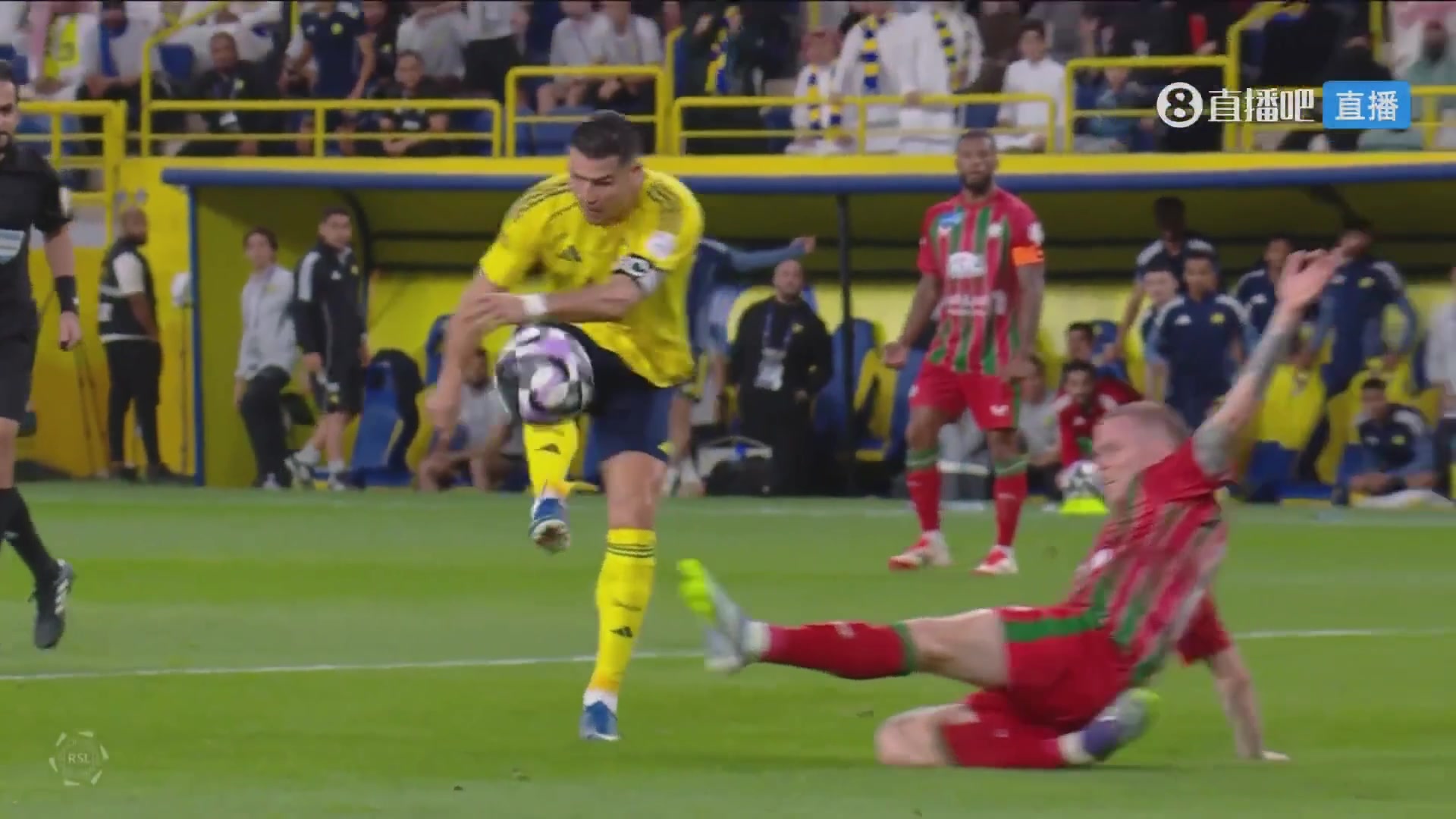 可惜了！C羅禁區(qū)內(nèi)扣過(guò)防守打門(mén)擊中立柱彈出！