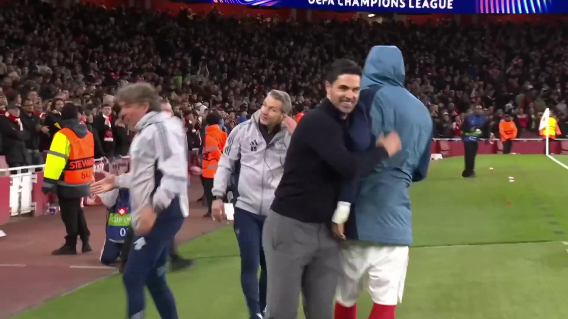 嚇人！葡體最后一攻險進(jìn)球，若昂-西蒙斯勁射稍稍偏出！