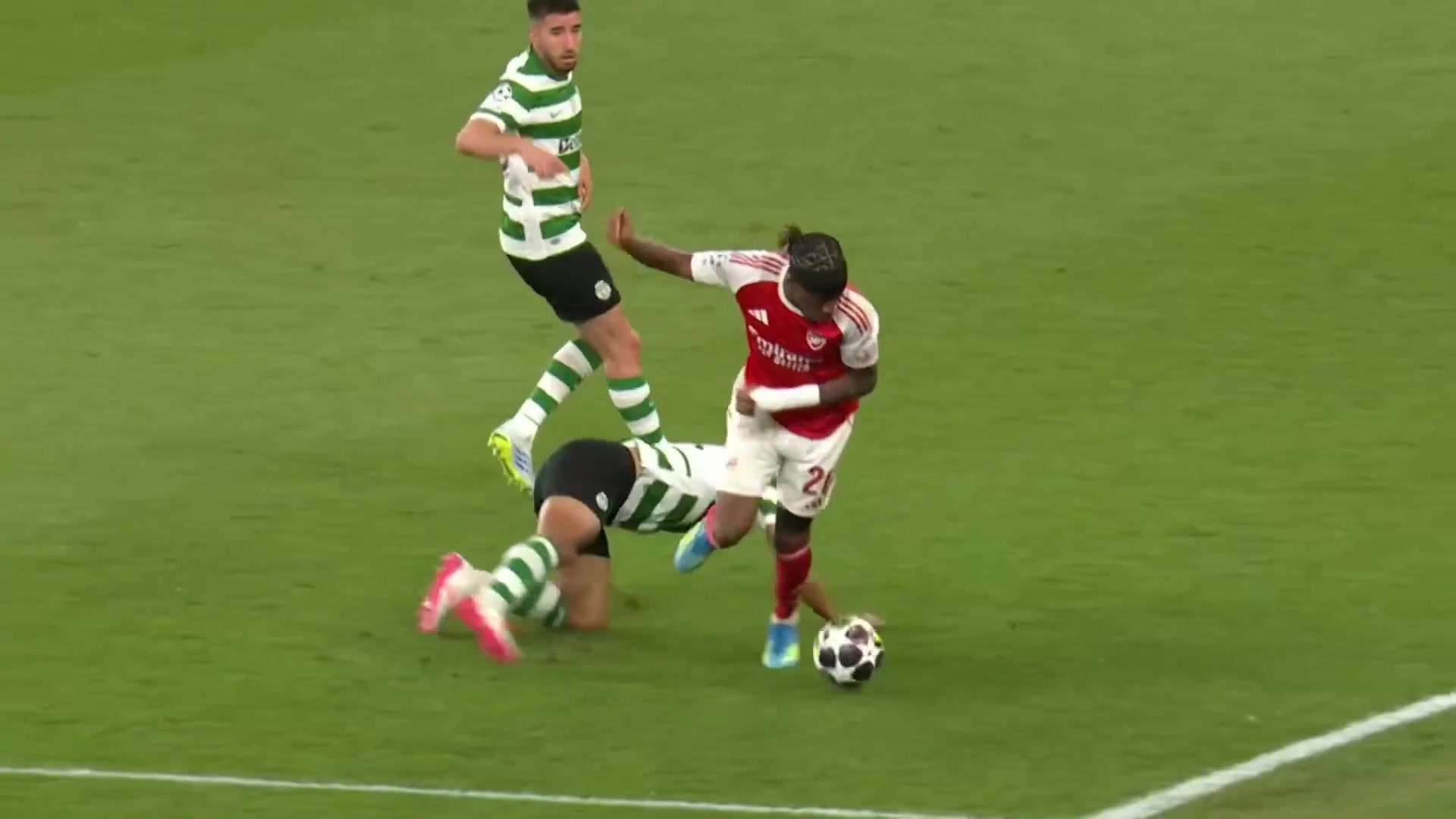 受傷換下！馬杜埃凱拼搶倒地痛苦離場！道曼臨危受命替補登場！