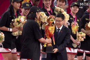 [四川女籃捧杯]四年三冠！賽后頒獎(jiǎng)儀式，四川女籃全隊(duì)捧起總冠軍獎(jiǎng)杯！