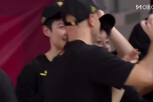 [四川女籃自拍]真的開(kāi)心！頒獎(jiǎng)儀式之前，王思雨帶領(lǐng)四川女籃姑娘們自拍！