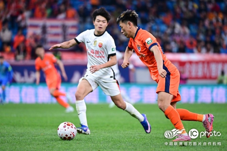 青島海牛3-1上海海港：吾米提江染紅致十人作戰(zhàn)，劉祝潤(rùn)中柱難挽敗局