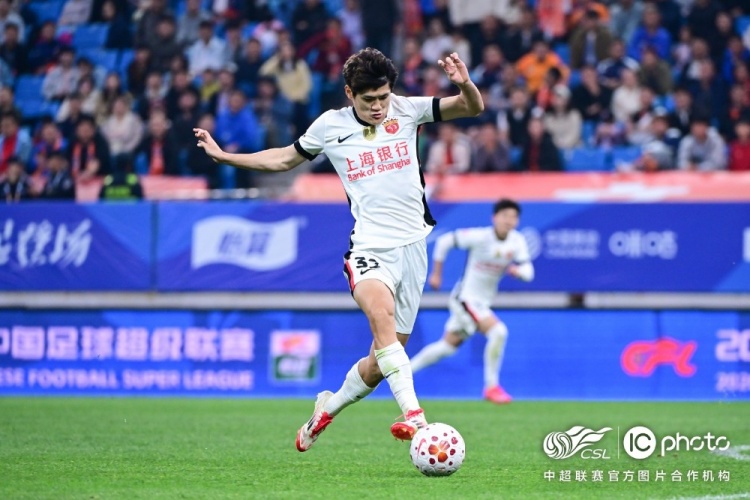 青島海牛3-1上海海港：吾米提江染紅致十人作戰(zhàn)，劉祝潤(rùn)中柱難挽敗局