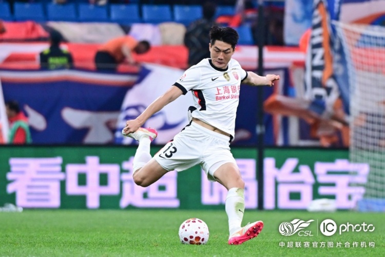 青島海牛3-1上海海港：吾米提江染紅致十人作戰(zhàn)，劉祝潤(rùn)中柱難挽敗局