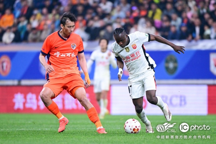 青島海牛3-1上海海港：吾米提江染紅致十人作戰(zhàn)，劉祝潤(rùn)中柱難挽敗局