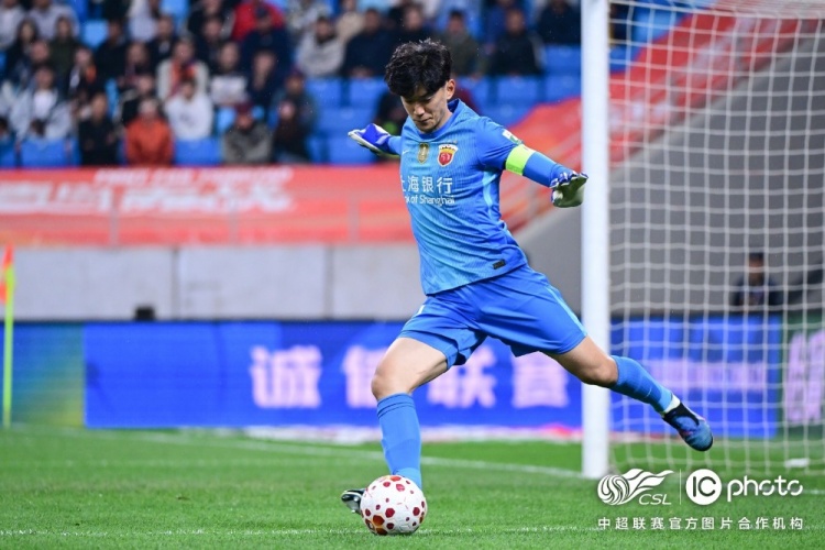 青島海牛3-1上海海港：吾米提江染紅致十人作戰(zhàn)，劉祝潤(rùn)中柱難挽敗局