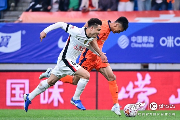 青島海牛3-1上海海港：吾米提江染紅致十人作戰(zhàn)，劉祝潤(rùn)中柱難挽敗局