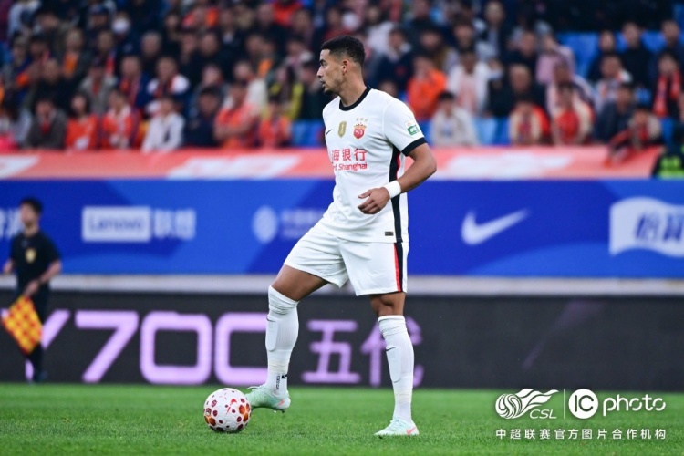 青島海牛3-1上海海港：吾米提江染紅致十人作戰(zhàn)，劉祝潤(rùn)中柱難挽敗局