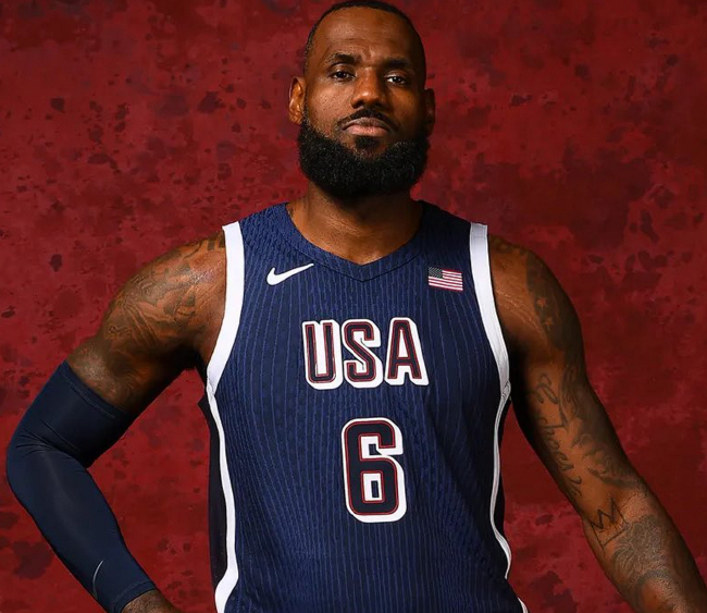 詹姆斯當(dāng)選美國奧運代表團旗手，NBA本土球員首例