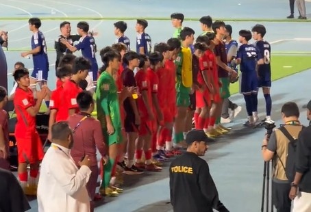 國(guó)少2-3日本獲U17亞洲杯亞軍 賽后中日球迷互致掌聲