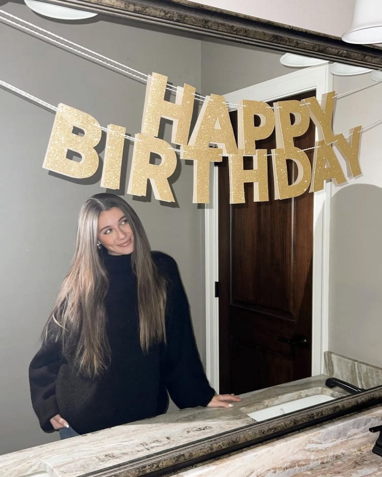 里夫斯28歲生日更換寸頭造型，女友社媒曬照